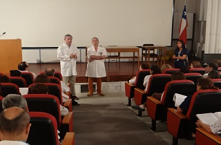 Patricio Nercelles, presidente de la comisión acreditadora, junto al director (s) del Hospital de Ovalle, Hugo Martínez y Andrea Anavalon, encargada de Oficina de Calidad; dan el vamos al proceso de acreditación.